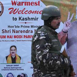 El personal de seguridad indio hace guardia frente a un cartel con un retrato del primer ministro indio, Narendra Modi, en Srinagar. Foto de TAUSEEF MUSTAFA / AFP  | Foto:AFP