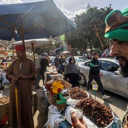 Un vendedor que vende dátiles espera a los clientes en un mercado en el distrito central de Sayyida Zeinab en El Cairo, antes del mes sagrado de ayuno del Ramadán. Foto de Khaled DESOUKI / AFP | Foto:AFP