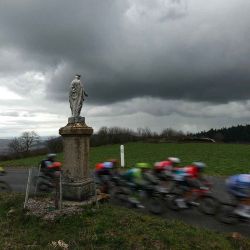 El pelotón pasa junto a un monumento durante la cuarta etapa de la carrera ciclista París-Niza, 183 km entre Chalon-sur-Saone y Mont Brouilly. Foto de Thomas SAMSON / AFP | Foto:AFP