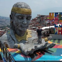 Un turista posa para una fotografía en la escultura Pachamama del artista Jorge Jaramillo. Medellín Colombia. Foto de Jaime SALDARRIAGA / AFP | Foto:AFP