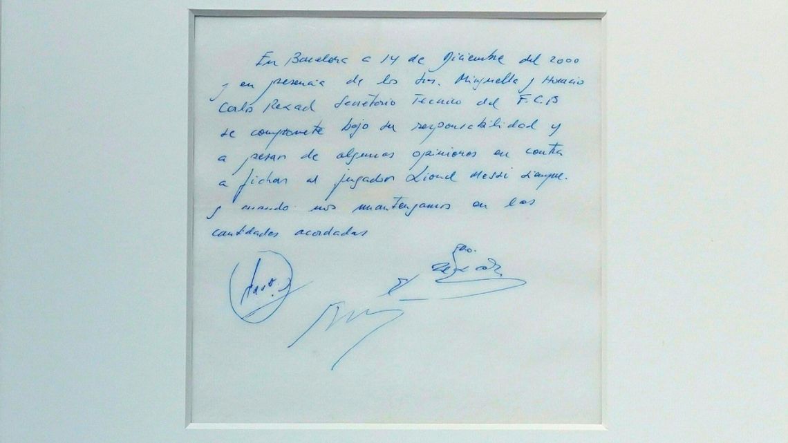 The serviette that served Lionel Messi's springboard to greatness at FC Barcelona, and records the promise of a contract made to him at the tender age of 13, is going up for auction and is expected to raise more than US$600,000.