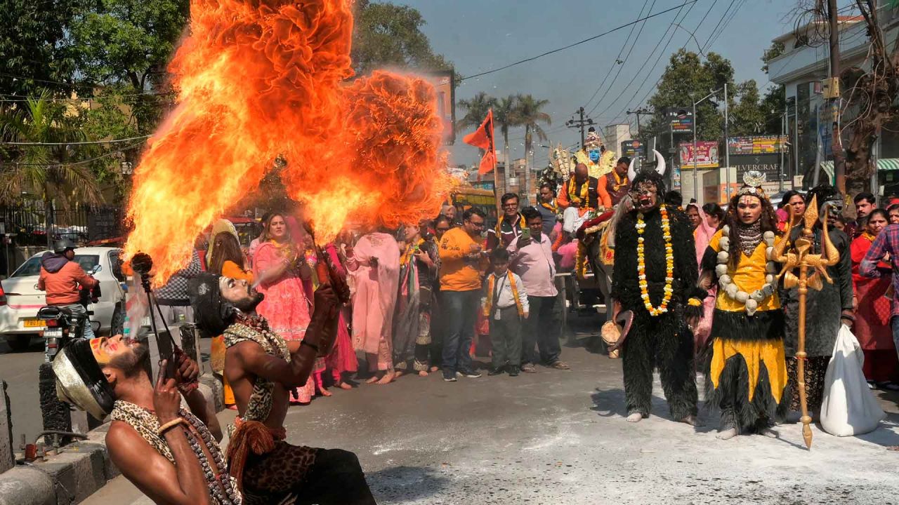 Los bailarines realizan un acto de respiración de fuego durante una procesión religiosa hindú antes del 'Maha Shivaratri'. Foto de Narinder NANU / AFP | Foto:AFP