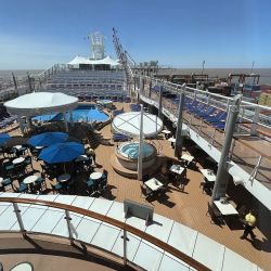 El Nowregian Star lleva a los pasajeros argentinos e internacionales a la Antártida durante el verano.