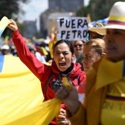 Un manifestante grita consignas durante una marcha contra el gobierno del presidente colombiano Gustavo Petro por las reformas de salud y pensiones en Bogotá. Foto de Raúl ARBOLEDA / AFP | Foto:AFP