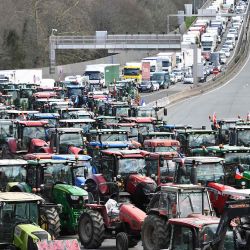 Agricultores con sus tractores se reúnen durante un bloqueo en el lado francés de la frontera entre Francia y España, en Biriatou. Foto de ANDER GILLENEA / AFP | Foto:AFP