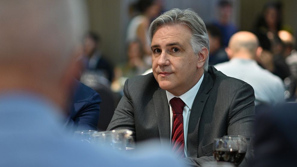 Martín Llaryora serio