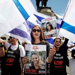 Los partidarios de la campaña Foro sobre rehenes y familias desaparecidas y Tráelos a casa ahora sostienen retratos de niñas y mujeres israelíes desaparecidas y secuestradas. Foto de AFP | Foto:AFP
