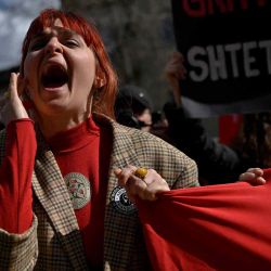 Una mujer canta consignas mientras participa en una manifestación por la igualdad de género y contra la violencia hacia las mujeres con motivo del Día Internacional de la Mujer en Pristina. Foto de Armend NIMANI / AFP | Foto:AFP