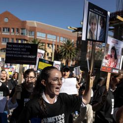 Mujeres sostienen pancartas durante una manifestación organizada por la Junta de Diputados Judíos de Sudáfrica en el Día Internacional de la Mujer en Johannesburgo. Foto de OLYMPIA DE MAISMONT / AFP | Foto:AFP