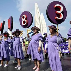 Sindicalistas y activistas por los derechos de las mujeres participan en una marcha por mejores derechos de maternidad en el Día Internacional de la Mujer en Bangkok. Foto de Lillian SUWANRUMPHA / AFP | Foto:AFP