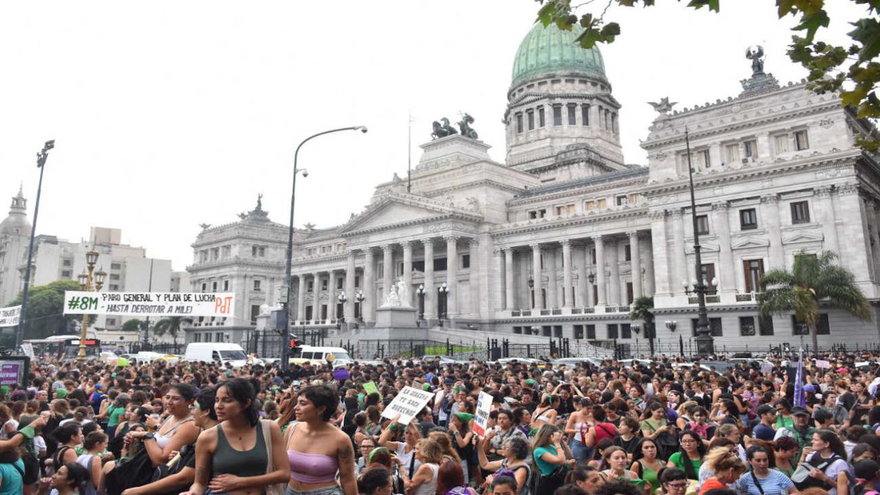 8M: masiva convocatoria de mujeres y organizaciones feministas frente al Congreso | Perfil