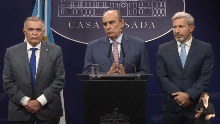 Conferencia de prensa del ministro del interior Guillermo Francos junto a los gobernadores Osvaldo Jaldo y Rogelio Frigerio durante la conferencia de prensa luego de la reunion en casa Rosada.