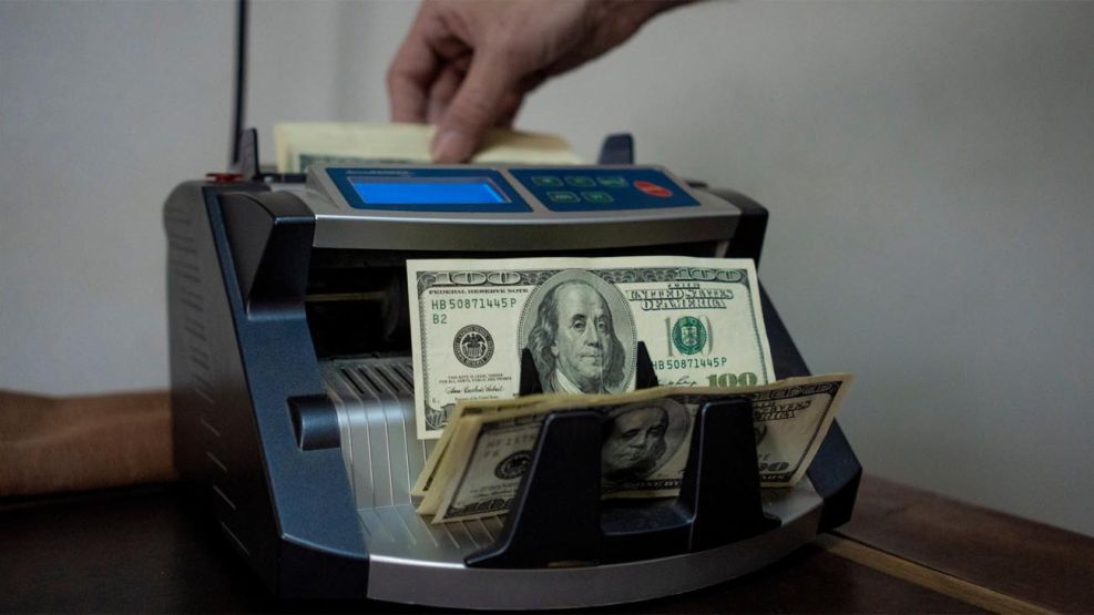 Lluvia de depósitos: desde la llegada de Milei, los argentinos ingresaron US$2.300 millones en bancos.