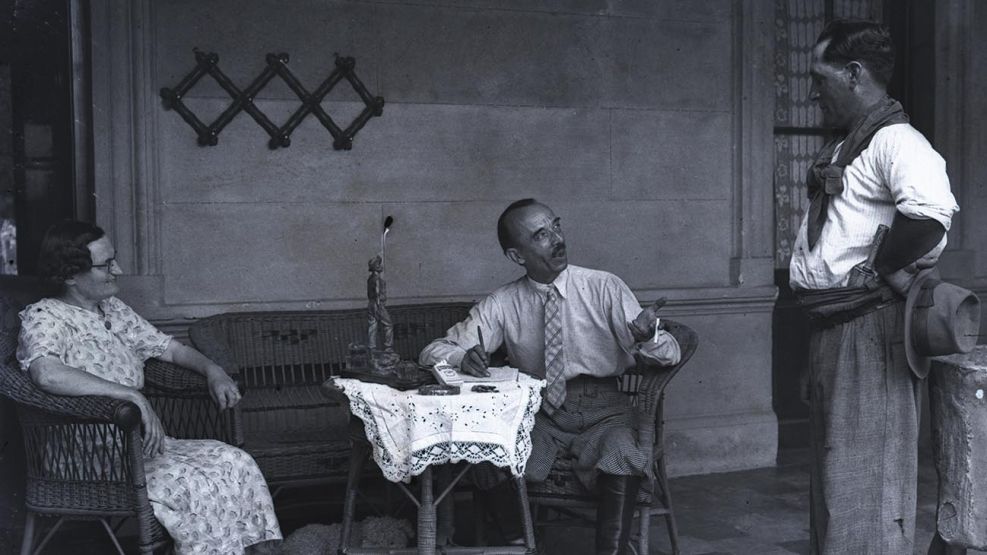 Una mujer y un hombre sentados en una galería junto a una mesa