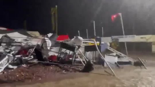 Vientos de 100km/h en San Nicolás: granizo, camiones volcados y serios daños en stands de Expoagro