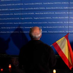 Un hombre se encuentra frente a un panel con los nombres de las víctimas de los ataques del 11-M, que mataron a 192 personas el 11 de marzo de 2004. Foto de Thomas COEX / AFP | Foto:AFP
