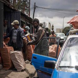 La gente limpia los puestos callejeros antes de una demolición planificada en el histórico barrio de Piazza de Addis Abeba. Foto de Michele Spatari / AFP | Foto:AFP