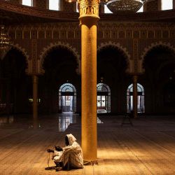 Un fiel musulmán lee en el interior de la mezquita Massalikoul Djinane en vísperas del mes sagrado de ayuno musulmán del Ramadán. Foto de JOHN WESSELS / AFP | Foto:AFP