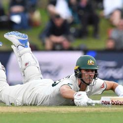 Pat Cummins de Australia se sumerge en su pliegue durante el partido de críquet de prueba entre Nueva Zelanda y Australia en el Hagley Oval de Christchurch. Foto de Sanka Vidanagama / AFP  | Foto:AFP