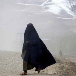 Una mujer afgana vestida con burka camina por una calle en medio de la niebla en el distrito de Fayzabad en la provincia de Badakhshan. Foto de OMER ABRAR / AFP | Foto:AFP