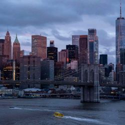 Se ve una vista del horizonte del bajo Manhattan durante el amanecer en la ciudad de Nueva York. Foto de ANGELA WEISS / AFP | Foto:AFP