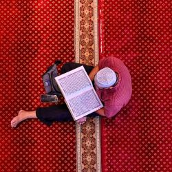 Un hombre lee el Corán después de orar durante el mes sagrado musulmán del Ramadán en la mezquita Al Makmur en Banda Aceh. Foto de CHAIDEER MAHYUDDIN / AFP | Foto:AFP