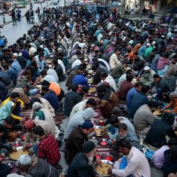 Los devotos musulmanes rompen el ayuno en una calle el primer día del mes sagrado del Ramadán en Rawalpindi. Foto de Aamir QURESHI / AFP  | Foto:AFP