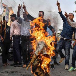 Miembros de Asom Jatiyatabadi Yuba Chatra Parishad, queman la efigie del primer ministro de la India, Narendra Modi, durante una protesta contra la implementación de la Ley de Enmienda de Ciudadanía. Foto de Biju BORO / AFP | Foto:AFP