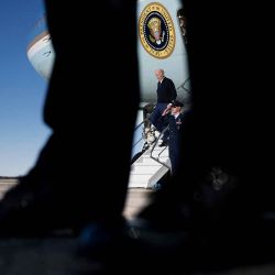 El presidente estadounidense Joe Biden desciende del Air Force One en la base conjunta Andrews en Maryland. Foto de Brendan Smialowski / AFP | Foto:AFP