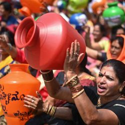 Activistas y miembros del Partido Bharatiya Janata sostienen cántaros de agua vacíos durante una protesta contra el gobierno estatal por la grave crisis del agua en curso, en Bengaluru. Foto de Idrees MOHAMMED / AFP | Foto:AFP
