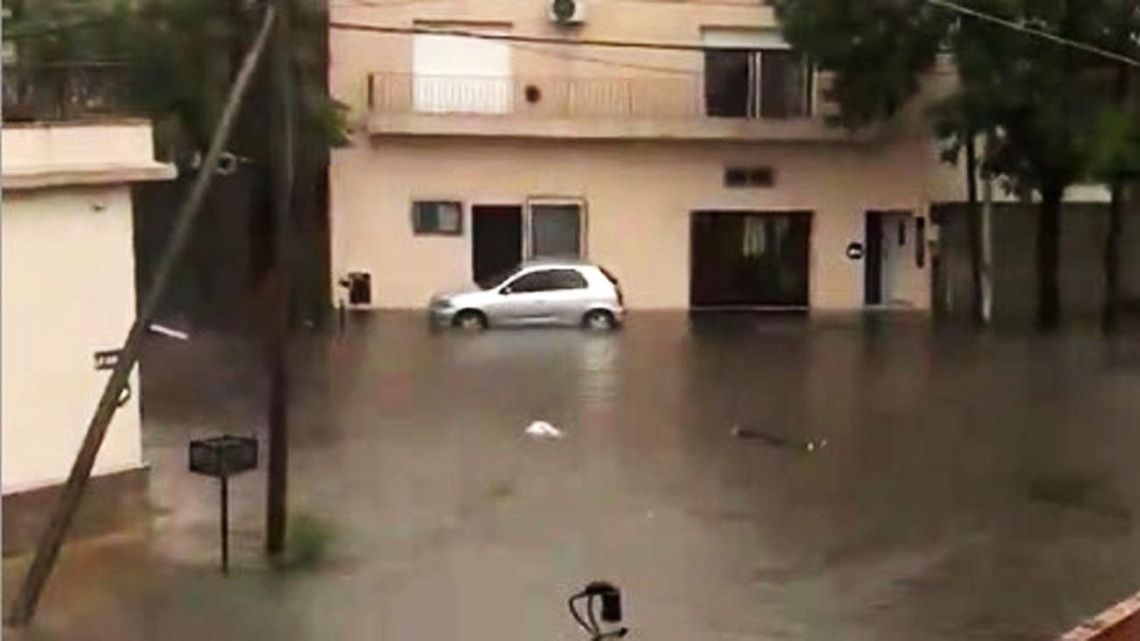 A dead body was found floating in the flooded streets of Valentín Alsina.