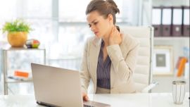 La buena postura en los espacios de trabajo previene diversos dolores corporales.