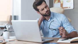 La buena postura en los espacios de trabajo previene diversos dolores corporales.