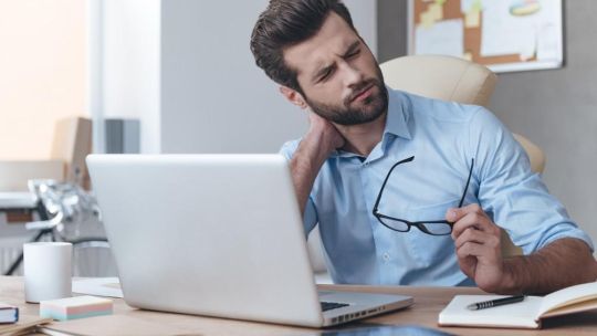 La buena postura en los espacios de trabajo previene diversos dolores corporales.