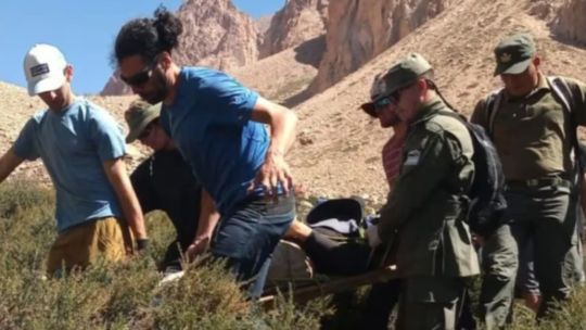 Mendoza: un turista esloveno cayó 20 metros mientras escalaba una montaña y está en grave estado