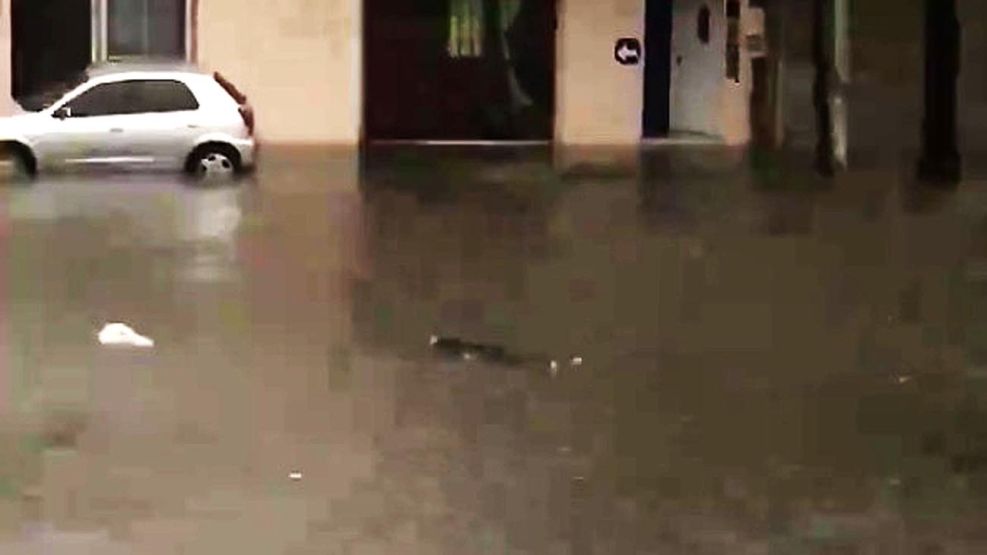 Cadaver flotando a la deriva por las calles inundadas de Valentïn Alsina.