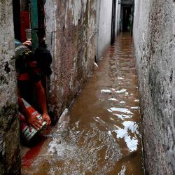Un hombre saca agua de su casa inundada en Avellaneda, provincia de Buenos Aires, Argentina. Luego de las fuertes lluvias en la zona. Foto de Luis ROBAYO/AFP | Foto:AFP