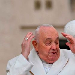 El viento le quita la gorra al Papa Francisco cuando llega a su audiencia general en la Plaza de San Pedro en el Vaticano. Foto de Andreas SOLARO / AFP | Foto:AFP
