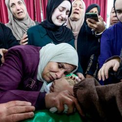Familiares rodean el cuerpo de Mahmud Abu Alheja, uno de los dos jóvenes palestinos que murieron durante una incursión del ejército israelí el día anterior en Jenin. Foto de Jaafar ASHTIYEH / AFP | Foto:AFP
