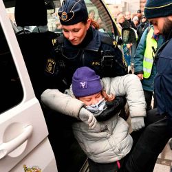 La activista climática sueca Greta Thunberg es llevada por la policía después de realizar una sentada frente al parlamento sueco, el Riksdagen. Foto de Fredrik SANDBERG / AFP | Foto:AFP