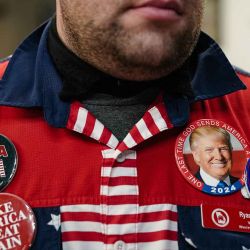 El asistente Ryan Sewell posa para una foto de sus botones de Trump durante una fiesta de las primarias republicanas para las elecciones primarias presidenciales en Adventure Outdoors. Foto de Elías Nouvelage / AFP  | Foto:AFP