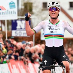 La belga Lotte Kopecky de SD Worx - Protime celebra tras ganar la carrera ciclista femenina de élite de un día Nokere Koerse. Foto de DAVID PINTENS / Belga / AFP | Foto:AFP