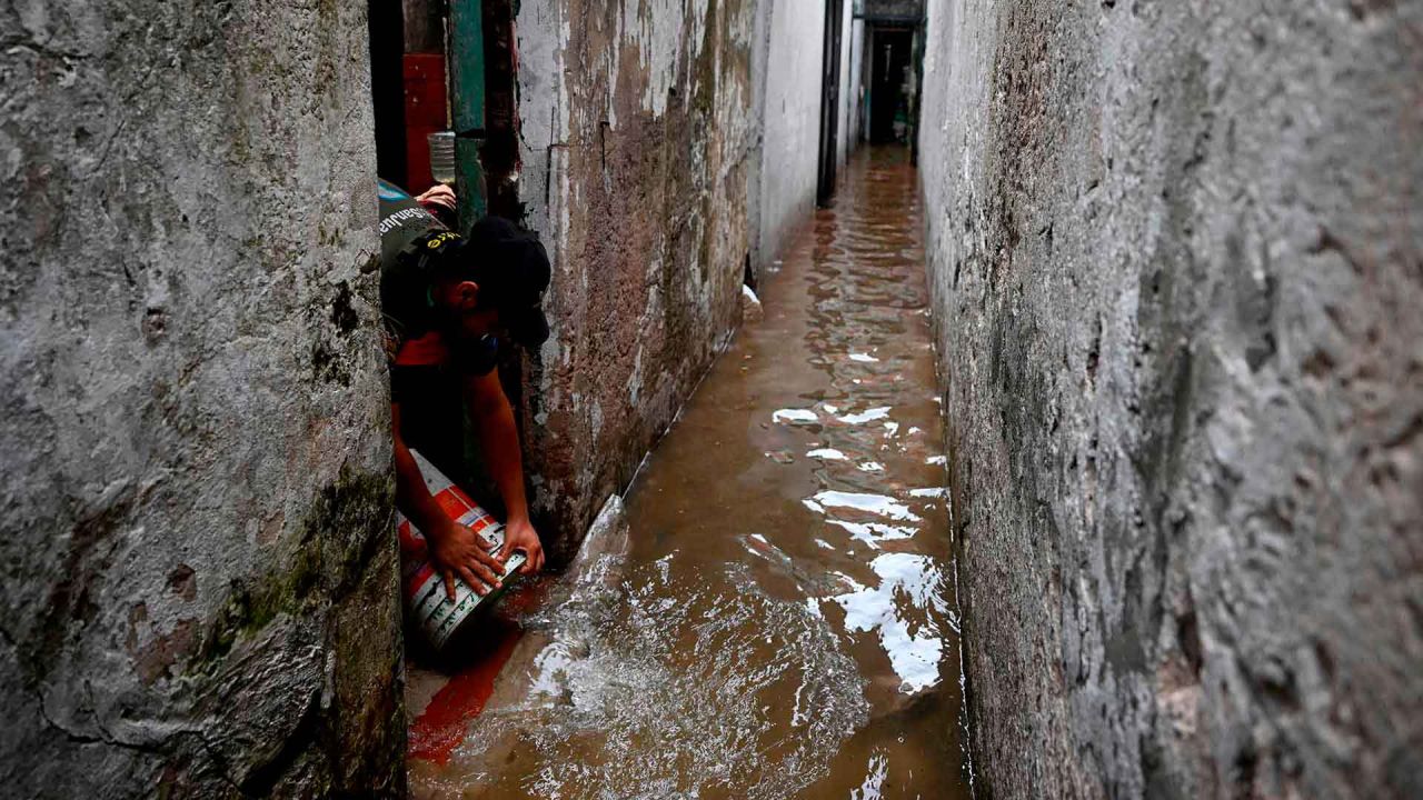 Un hombre saca agua de su casa inundada en Avellaneda, provincia de Buenos Aires, Argentina. Luego de las fuertes lluvias en la zona. Foto de Luis ROBAYO/AFP | Foto:AFP