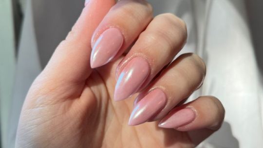 Uñas glaseadas son la alternativa elegante que arrasará en 2024