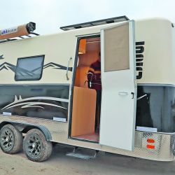  Las casas rodantes de arrastre con doble eje ofrecen una mayor estabilidad en viaje, pero menos maniobrabilidad en los campings.