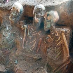 La fosa común contenía los restos de niños metidos entre adultos, enterrados en pilas.