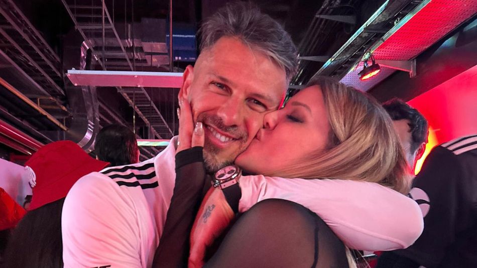 el beso entre Evangelina Anderson y Martín Demichelis tras la victoria de river