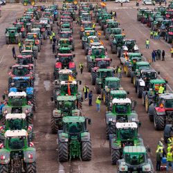 Los agricultores españoles se reúnen con sus tractores durante una protesta en demanda de condiciones justas para el sector agrícola, en Valladolid, norte de España. Foto de CESAR MANSO / AFP  | Foto:AFP