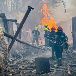 Los rescatistas del Servicio de Emergencia de Ucrania extinguiendo un incendio en el lugar de un ataque con misiles en Odesa. Foto de AFP | Foto:AFP