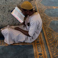 Un devoto musulmán lee el Corán antes de realizar las oraciones del primer viernes del mes sagrado del Ramadán en el Centro Islámico y Masjid Adams en Nairobi. Foto de SIMON MAINA / AFP | Foto:AFP